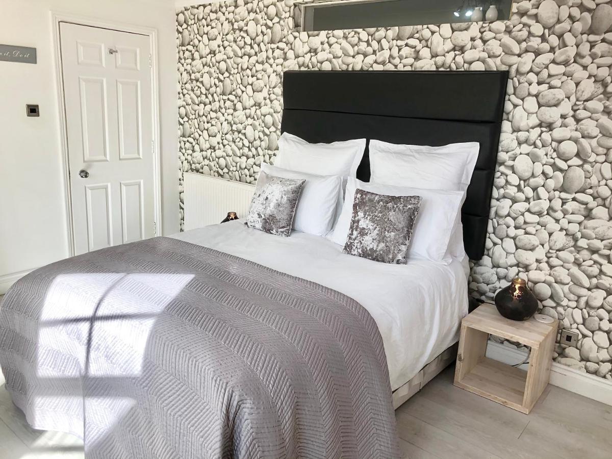 *Beachfront*- Stylish, Spacious +Private Courtyard Brighton Екстериор снимка