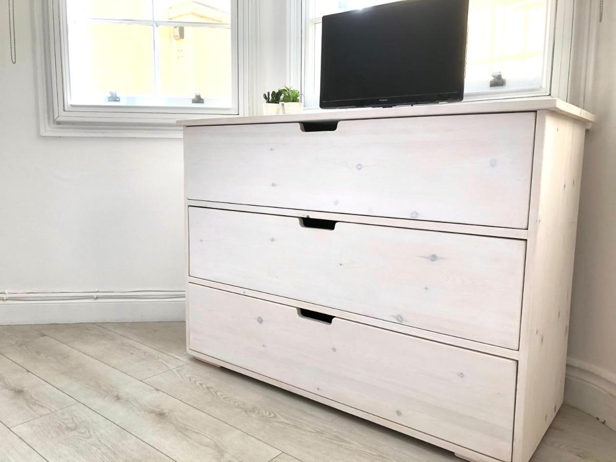 *Beachfront*- Stylish, Spacious +Private Courtyard Brighton Екстериор снимка