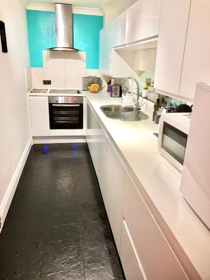 *Beachfront*- Stylish, Spacious +Private Courtyard Brighton Екстериор снимка