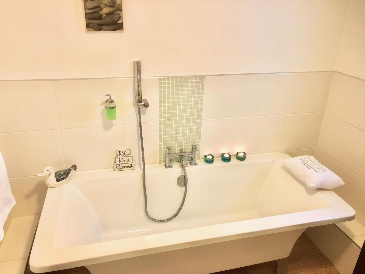 *Beachfront*- Stylish, Spacious +Private Courtyard Brighton Екстериор снимка