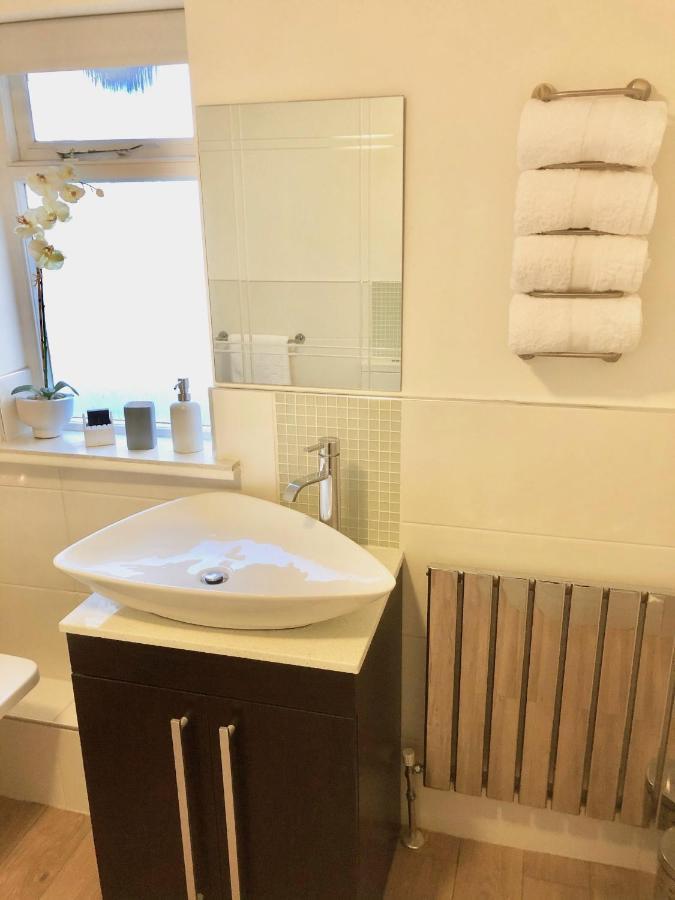 *Beachfront*- Stylish, Spacious +Private Courtyard Brighton Екстериор снимка